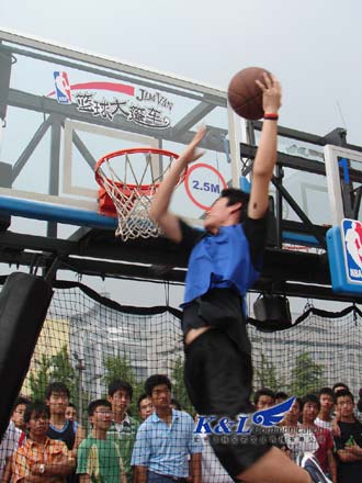 与她年龄不